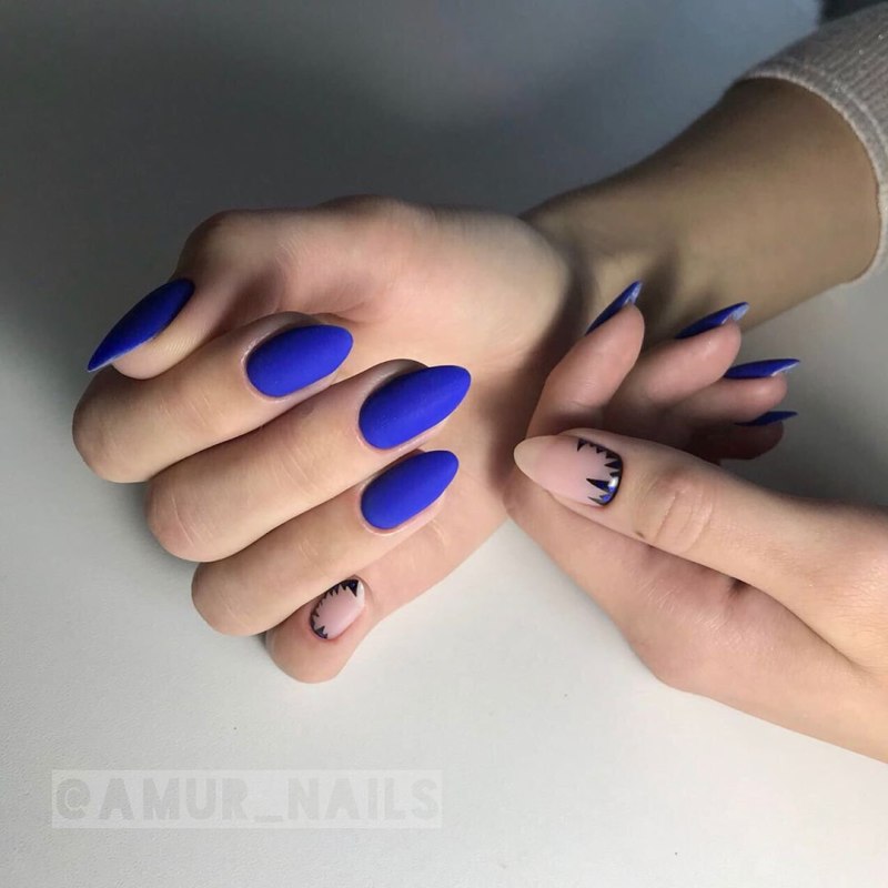 Голубой матовый френч на ногтях квадратной формы