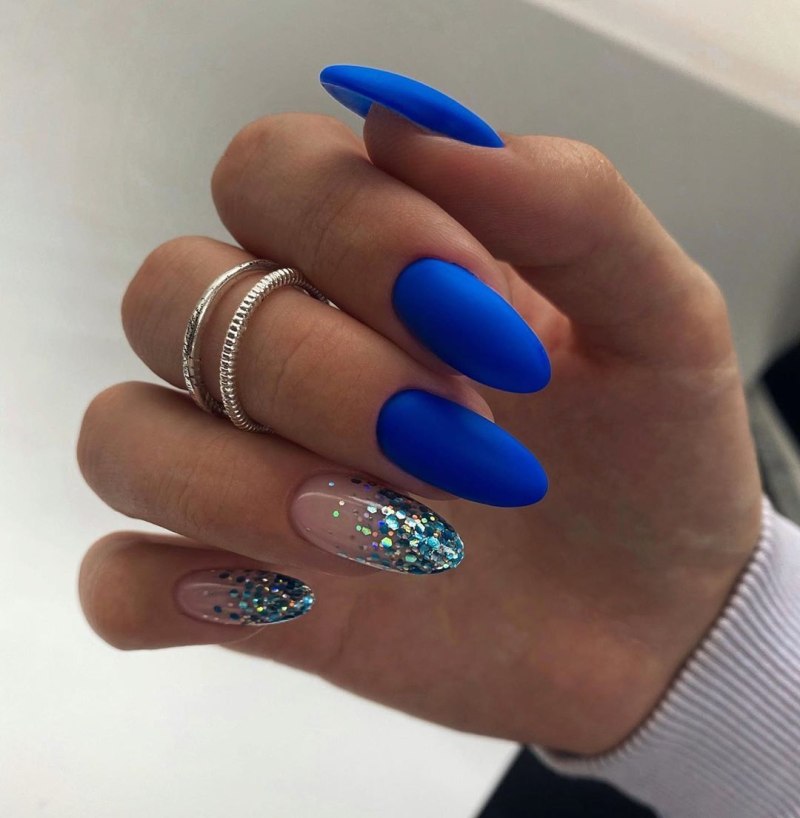Маникюр синий с красным матовый