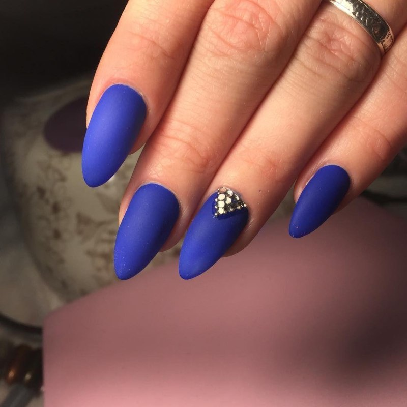 Синий маникюр 2021 миндаль