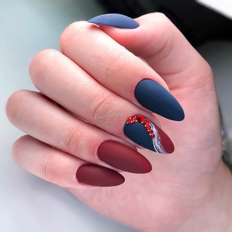 Синие ногти миндаль