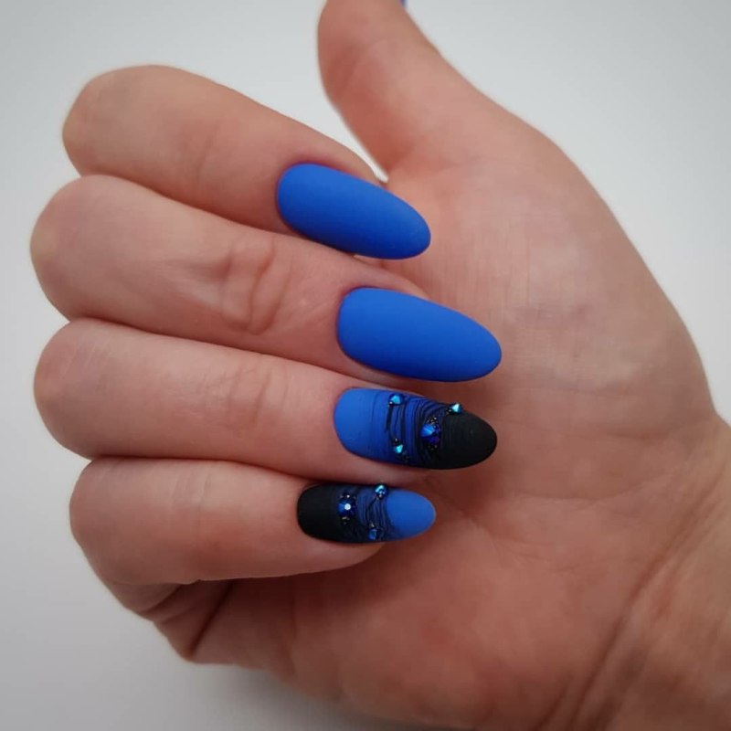 Маникюр под синее платье