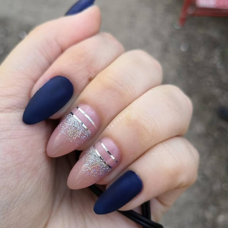 Темно синие ногти