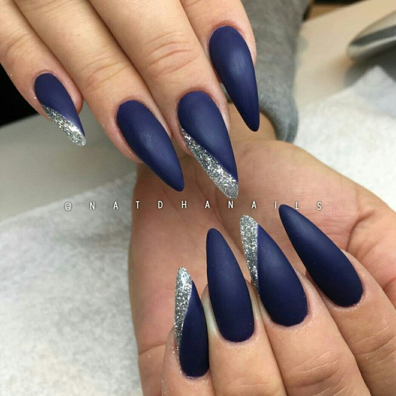 Синий маникюр 2022 миндаль