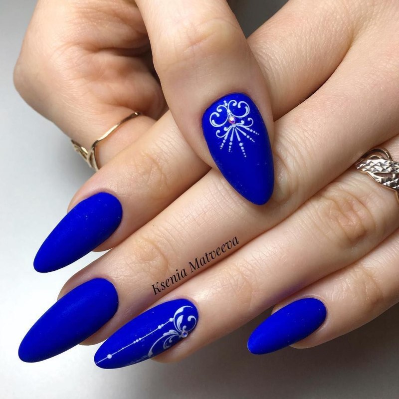 Синий матовый маникюр миндаль 2022