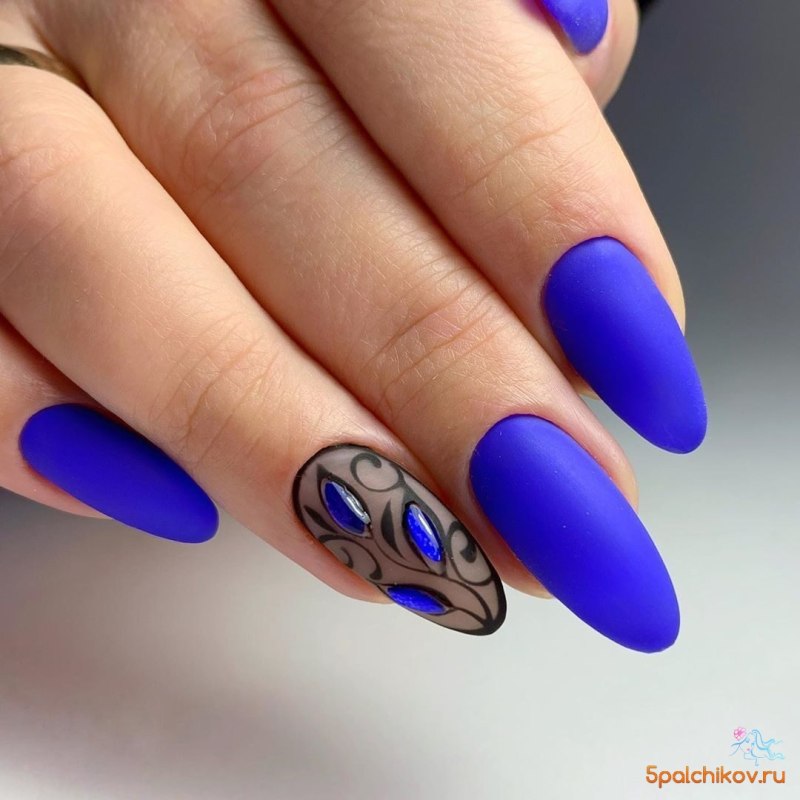 Синие ногти миндаль