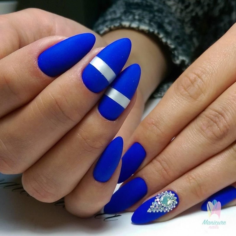 Голубые ногти миндаль