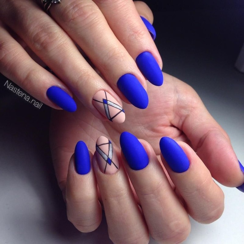 Темно-синий матовый маникюр