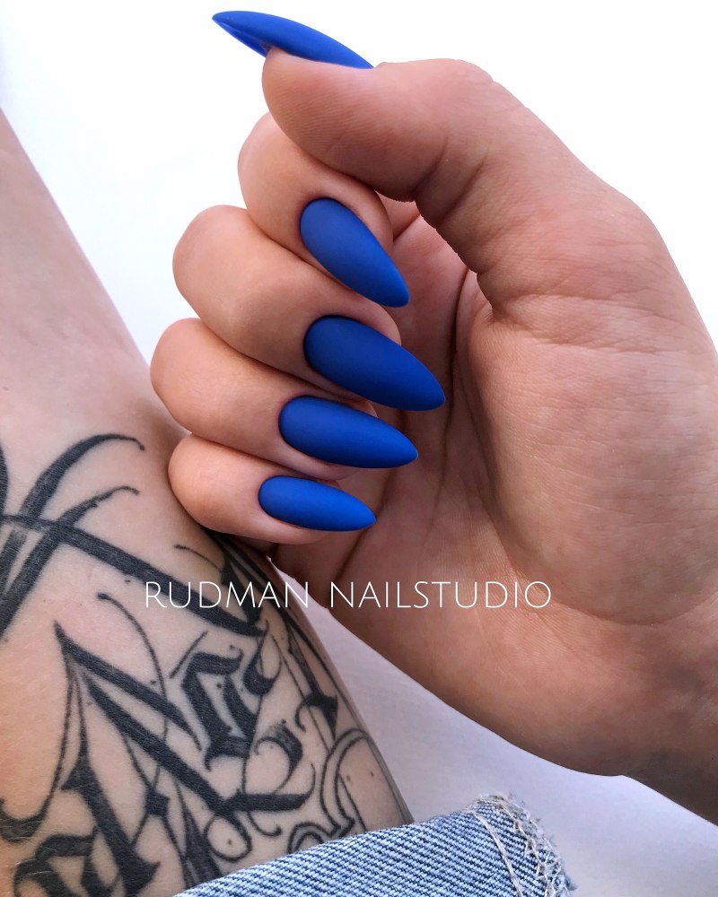 Синий матовый маникюр миндаль