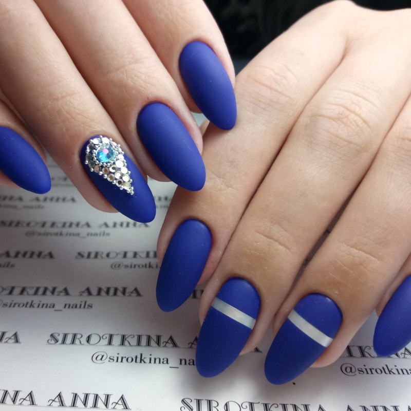 Синий маникюр 2021 миндаль