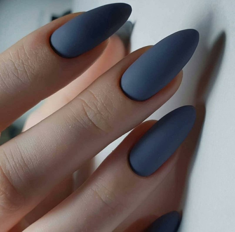 Синий матовый маникюр