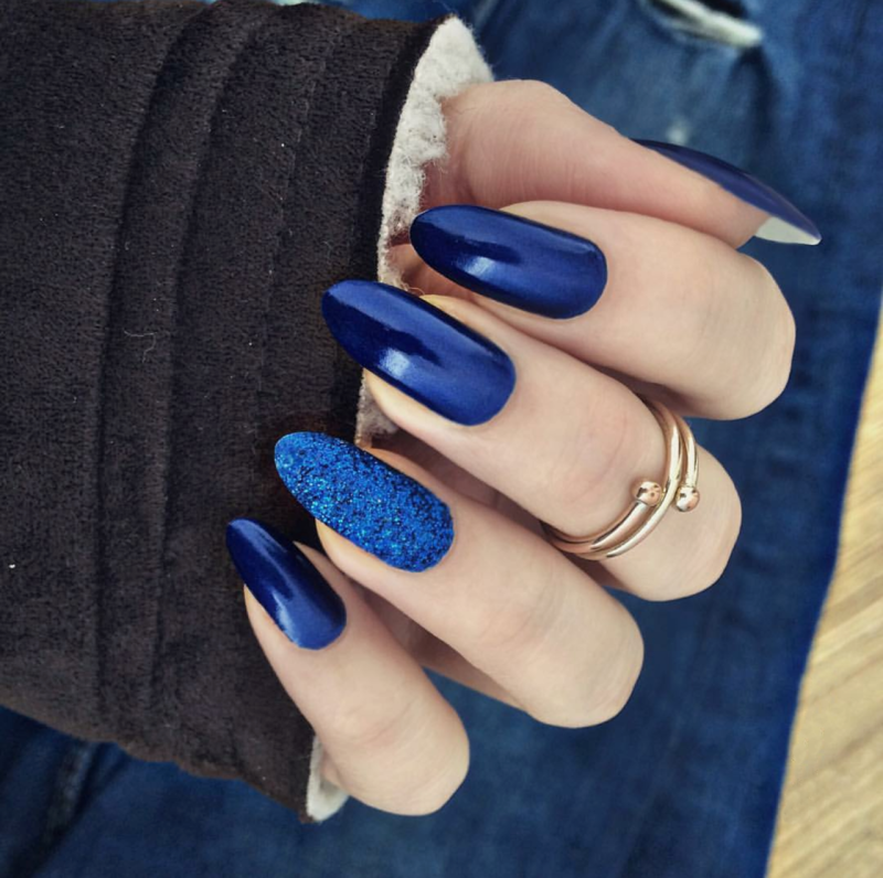 Синий матовый маникюр