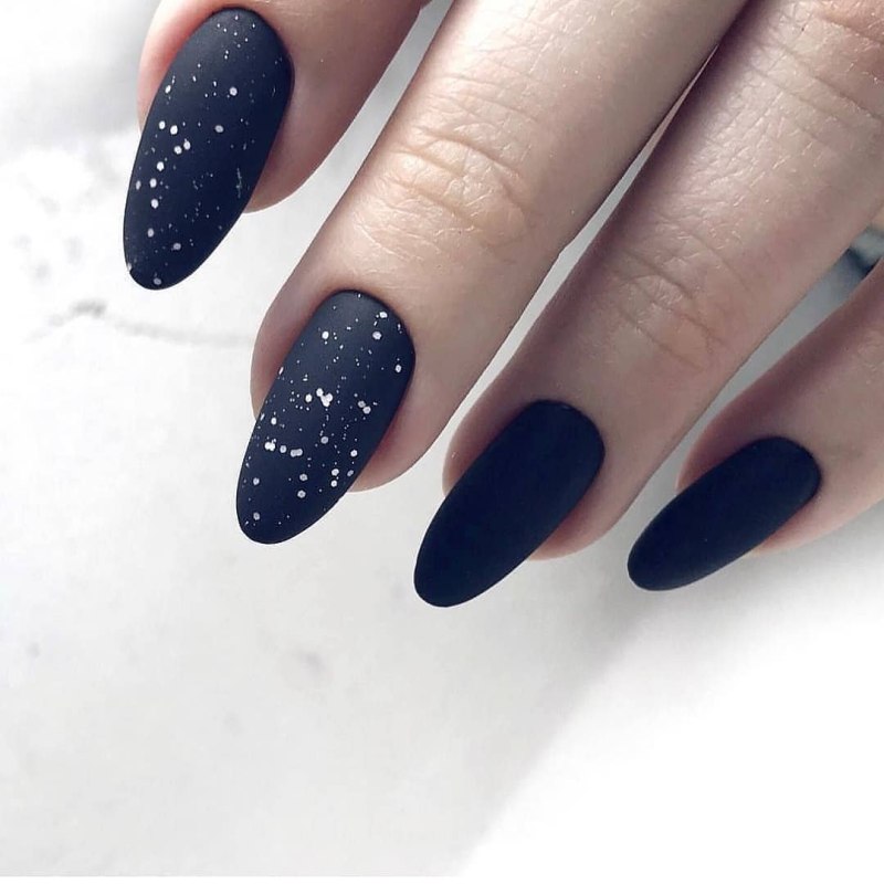 Синий матовый маникюр