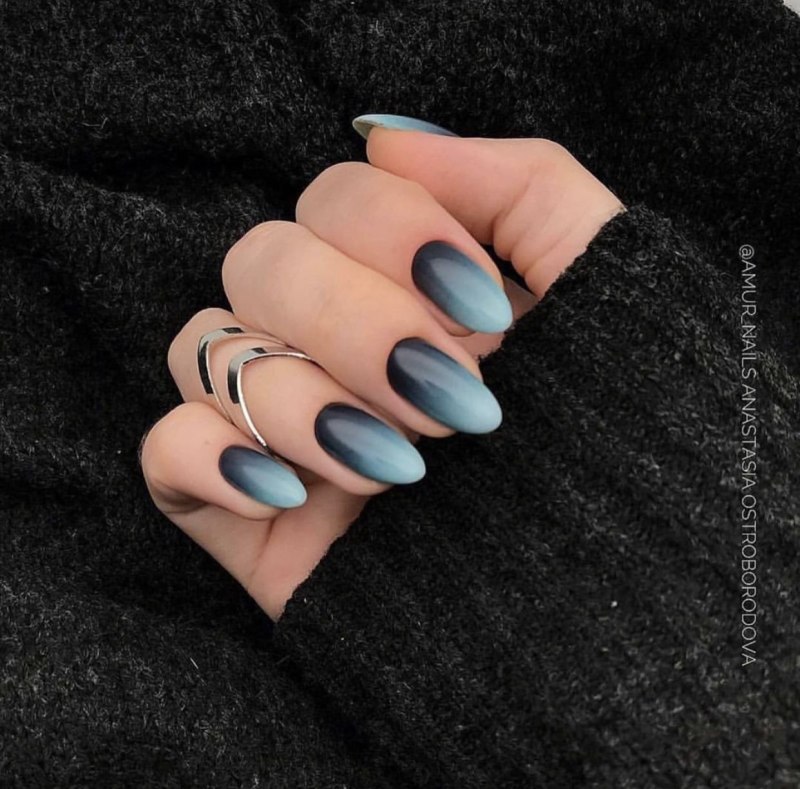 Синие миндальные ногти