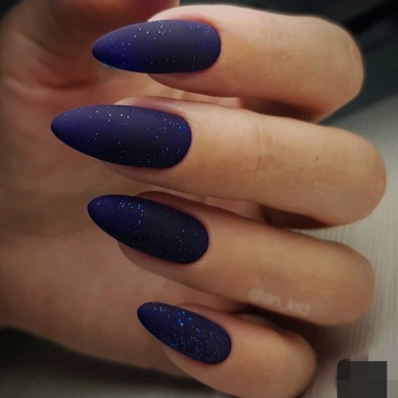 Синий маникюр миндаль