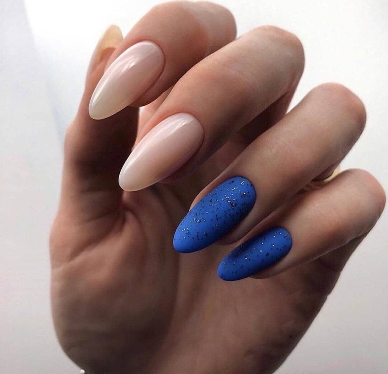 Синий матовый маникюр
