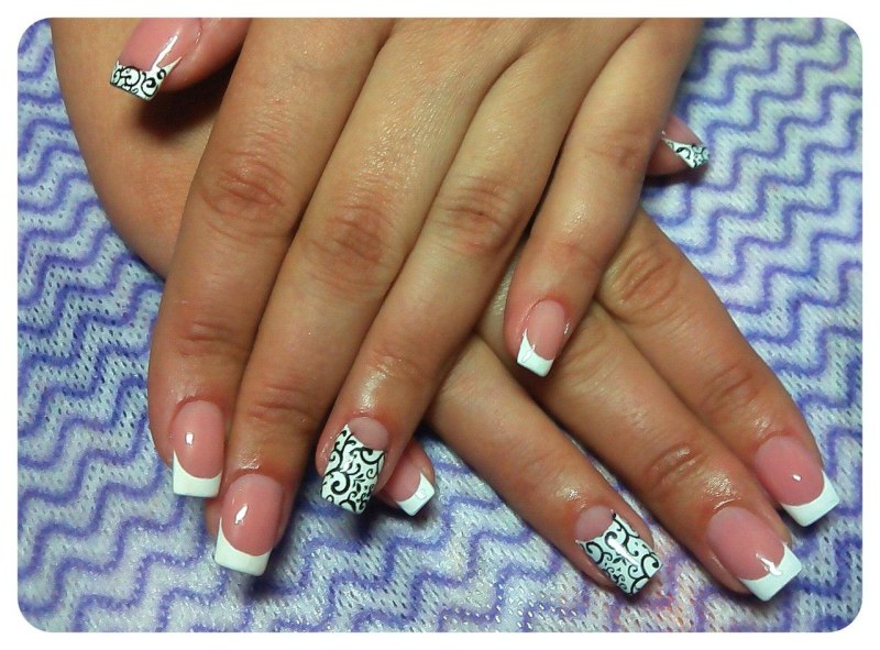 Идея маникюра френч с рисунком и блестками