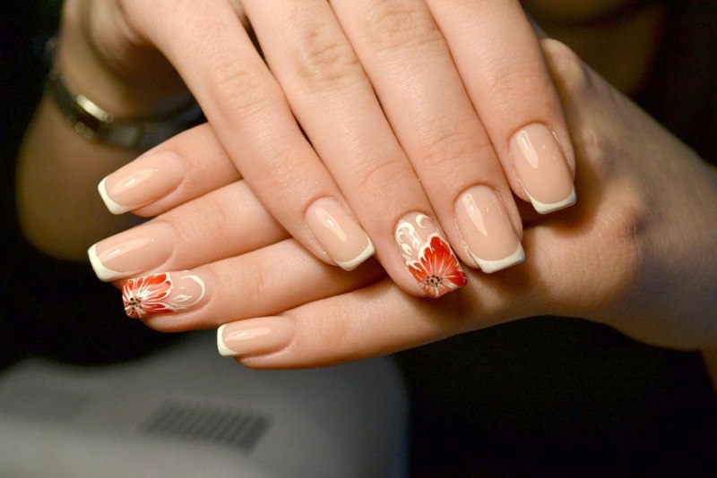 Французский маникюр треугольником для женщин за 50 лет