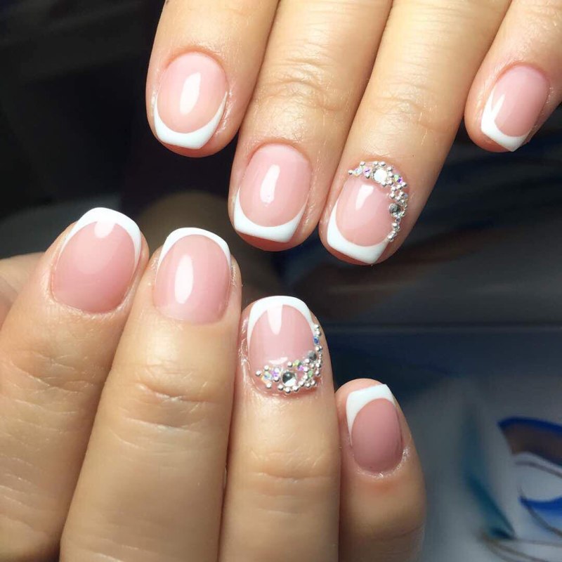 Стандартный френч на ногтях на свадьбу