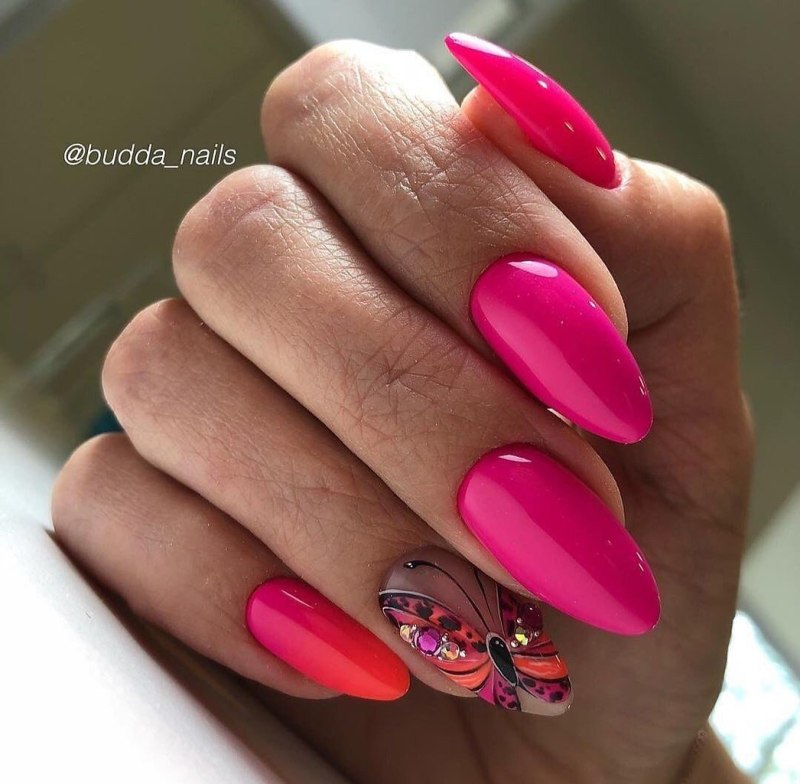 Яркий маникюр