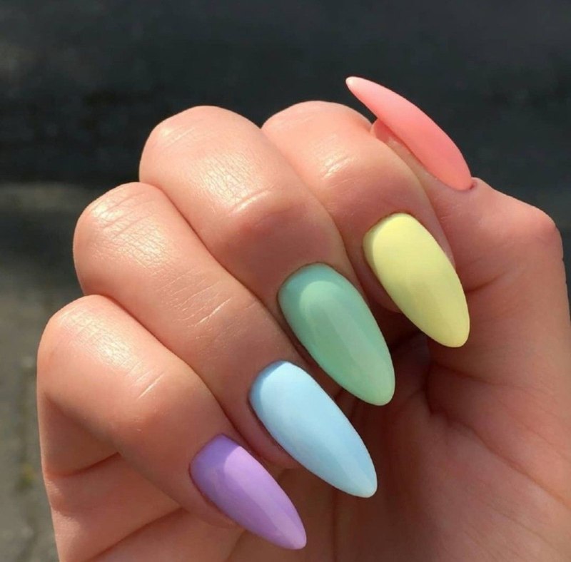 Яркий маникюр