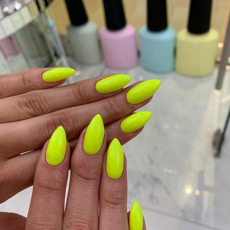 Ногти миндаль яркие