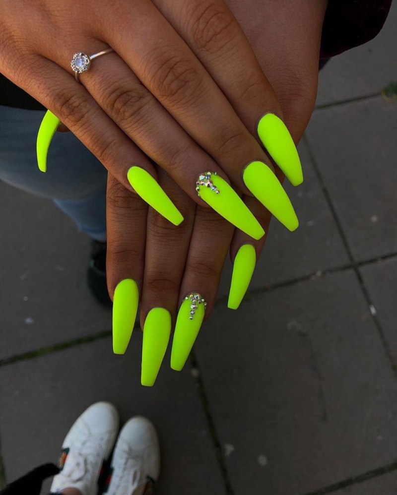 Ногти острые яркие