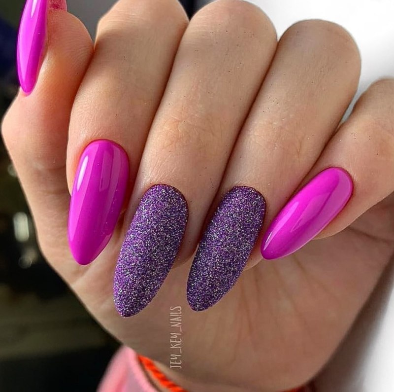 Синие ногти миндальной формы