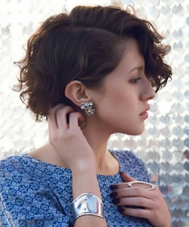 Ассиметричные стрижки на короткие вьющиеся волосы