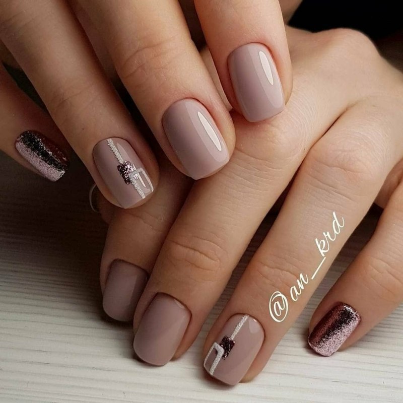 Бежевый маникюр на короткие ногти