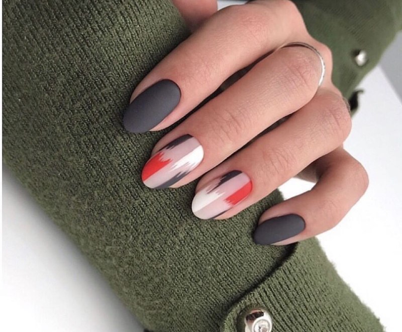 Матовый маникюр с мазками