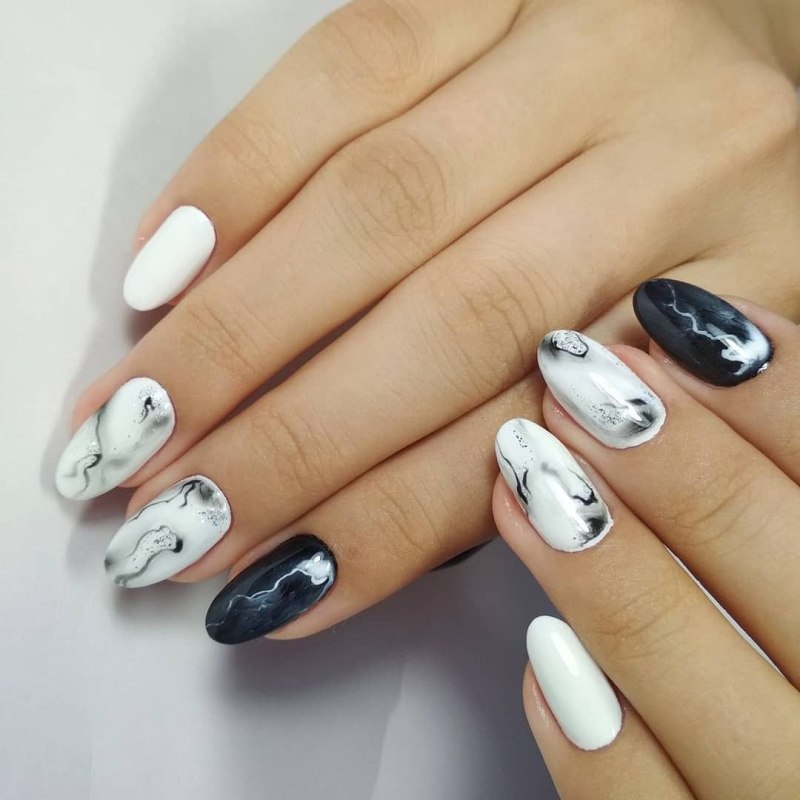 Стильный мраморный маникюр