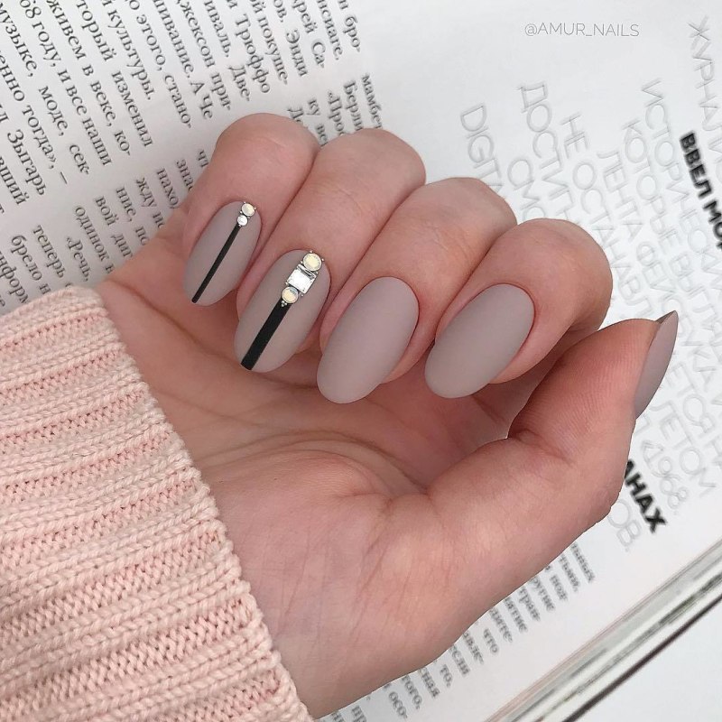 Бежевый маникюр с черными полосками
