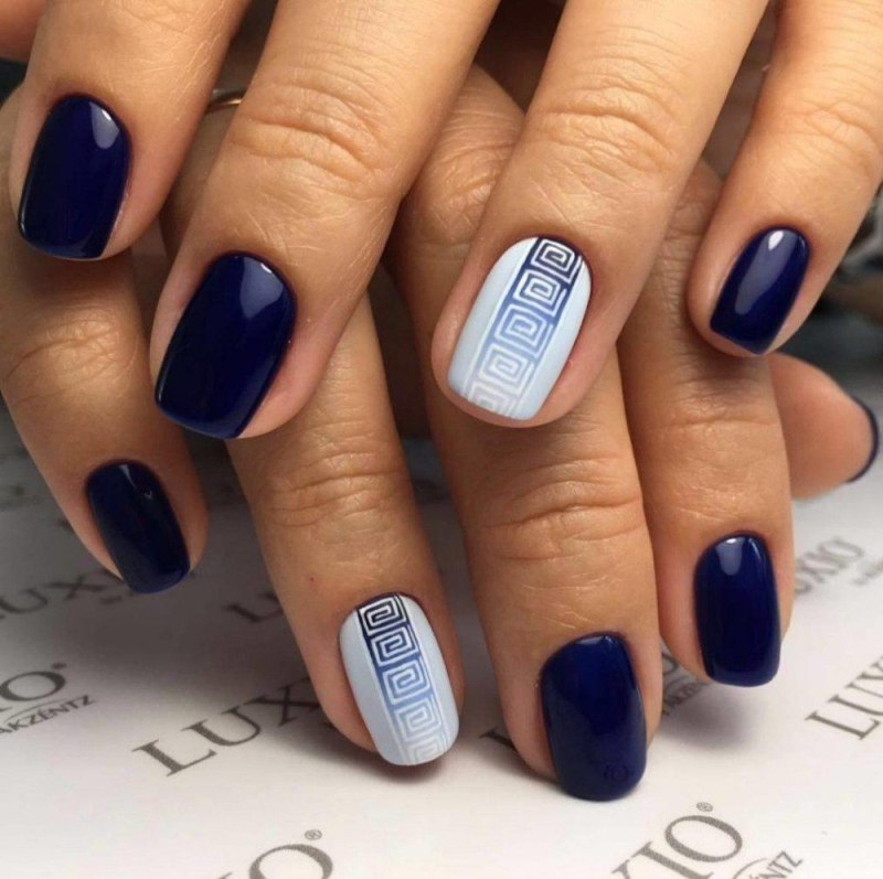 Маникюр с синим лаком