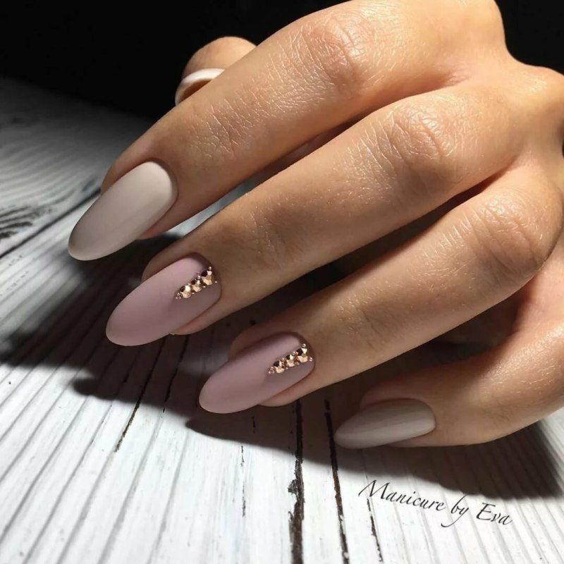 Стильный маникюр на миндаль