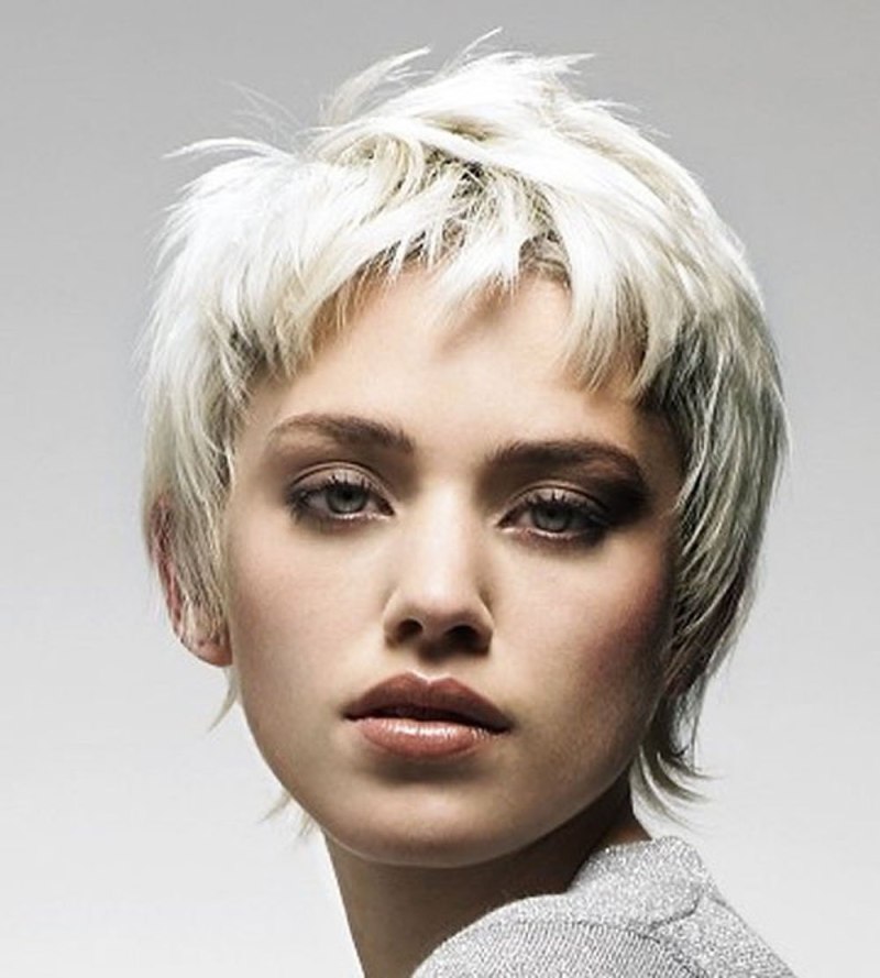 Стрижка Боб Гарсон на средние волосы