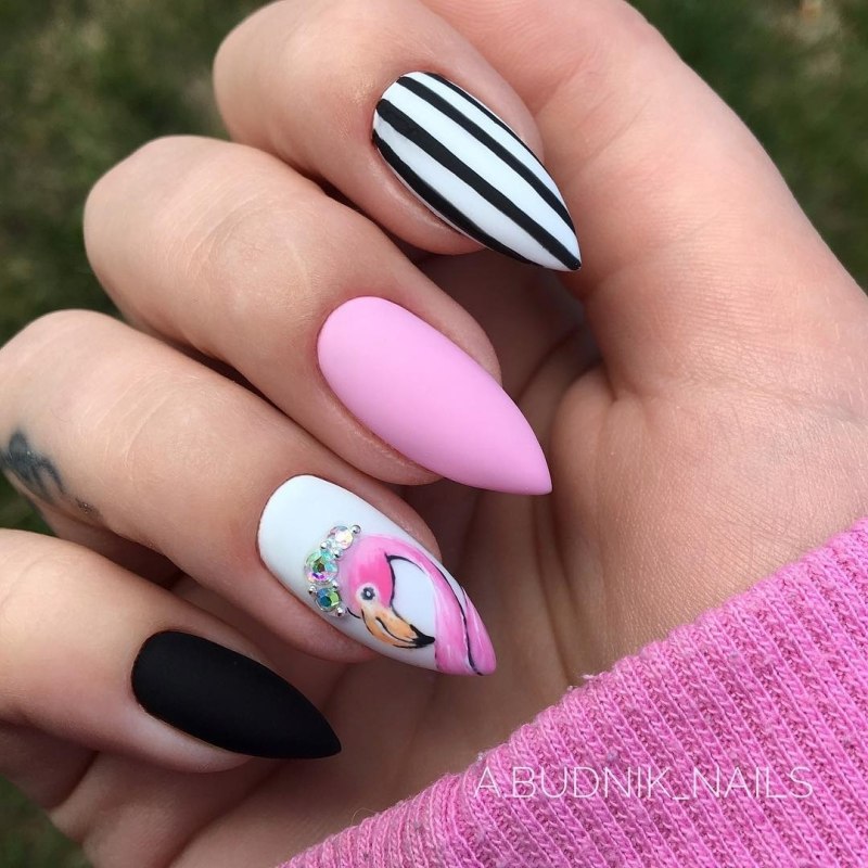 Летние ногти миндаль