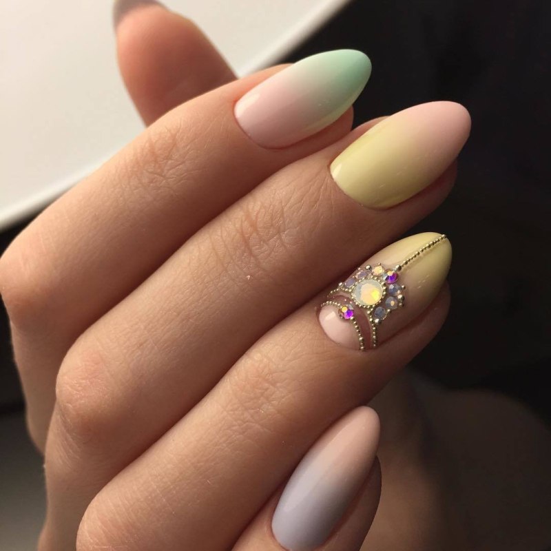 Красивые ногти миндальной формы