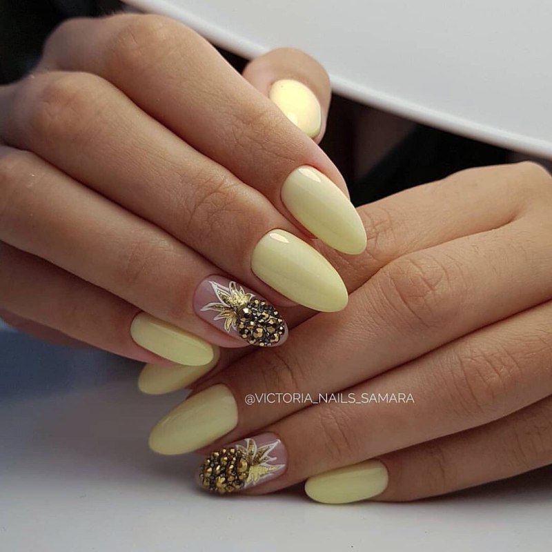 Нежно желтый маникюр
