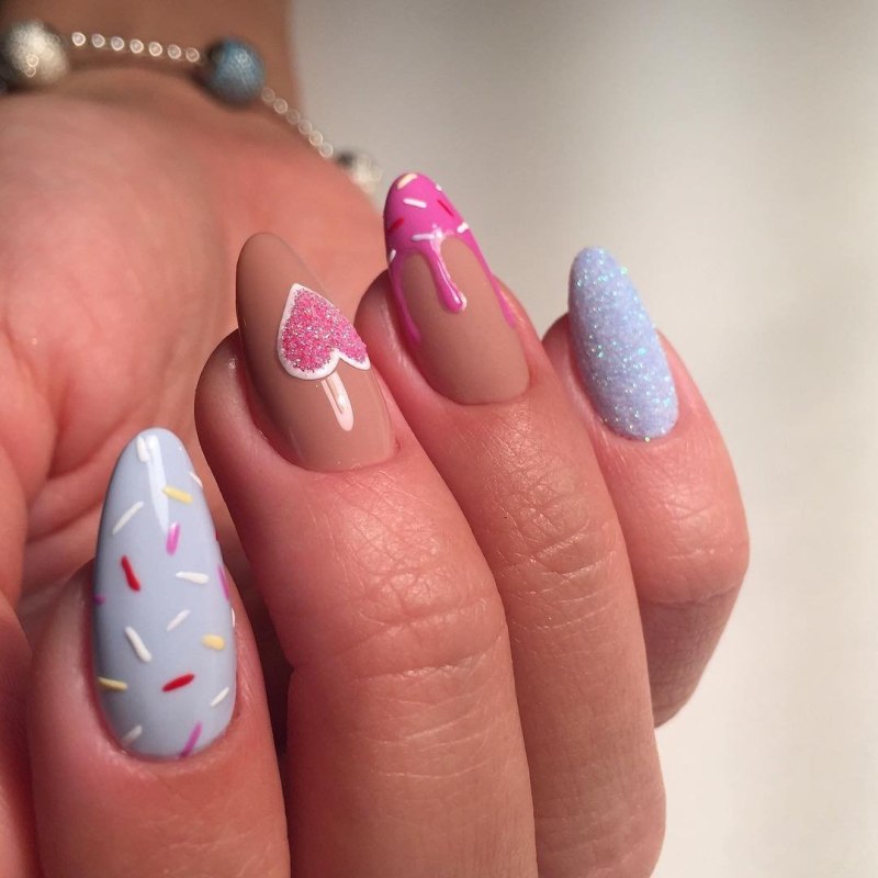 Летние ногти миндаль