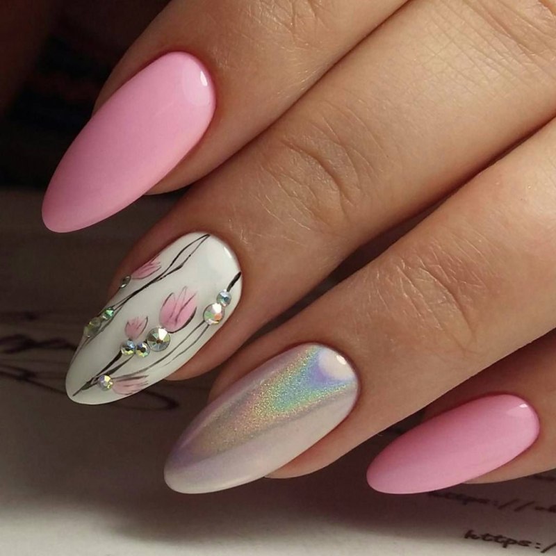 Летние маникюры 2020 яркие на миндалевидных ногтях