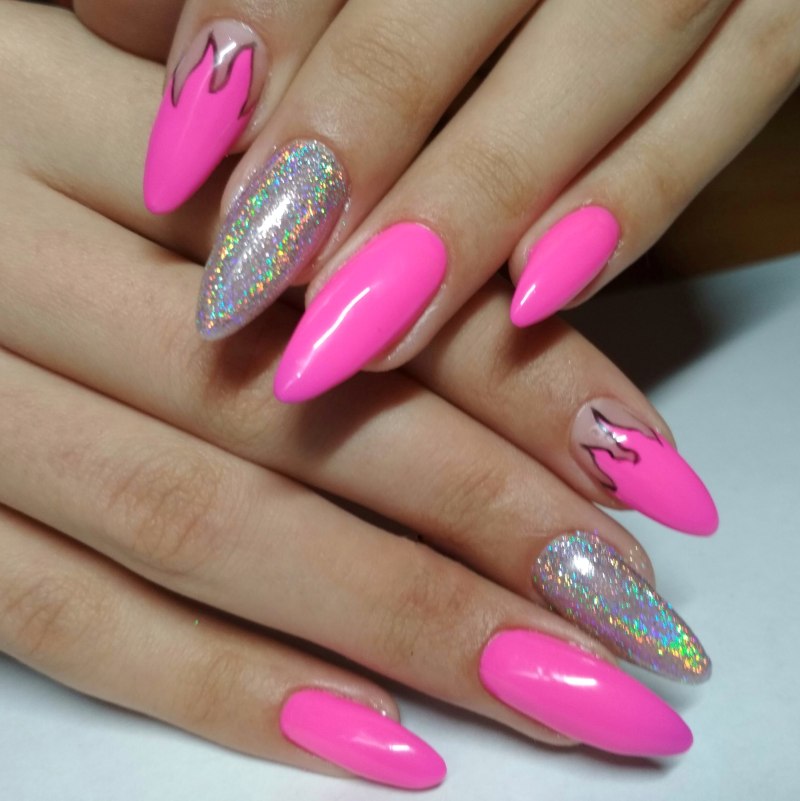 Ногти миндаль 2021фуксия