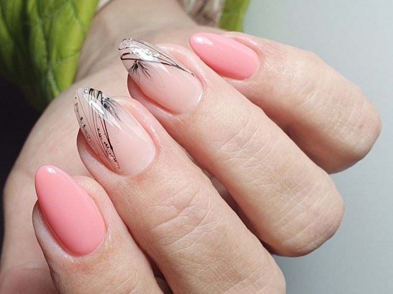 Розовый френч 2022 миндаль