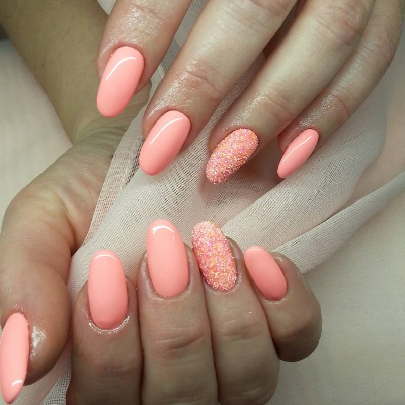 Персиковый маникюр