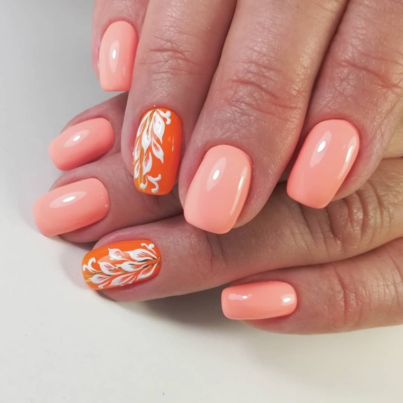 Персиковый маникюр