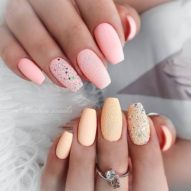 Маникюр кораллового цвета