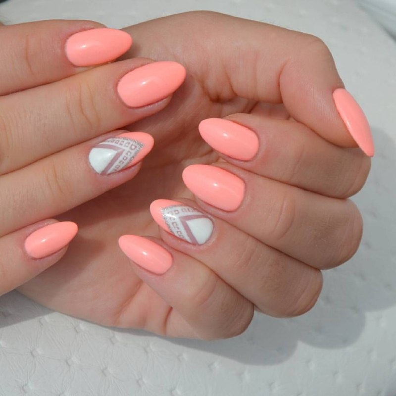 Персиковый маникюр