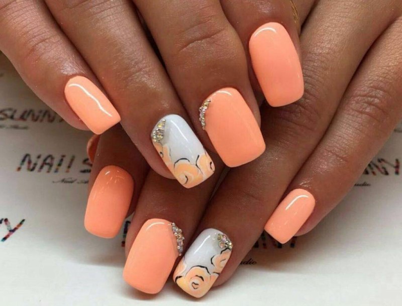 Персиковый маникюр