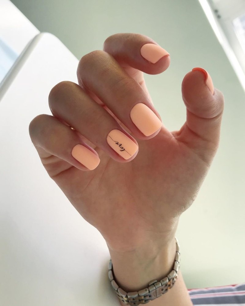 Оранжевый матовый маникюр