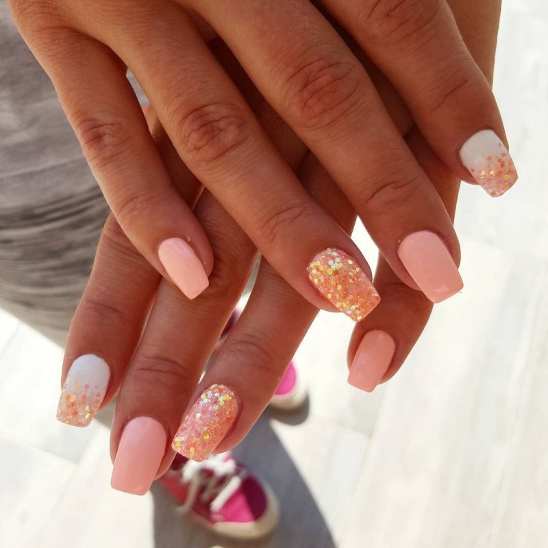 Светло оранжевый маникюр