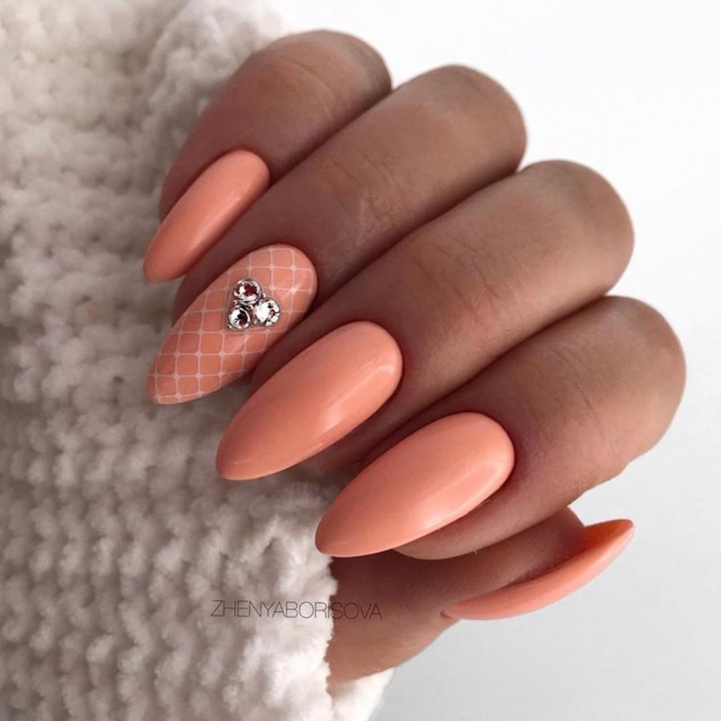 Персиковый маникюр